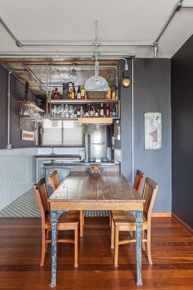 Cadeiras de Design com Estrutura em Cobre: Toque Industrial Sofisticado - detalhe