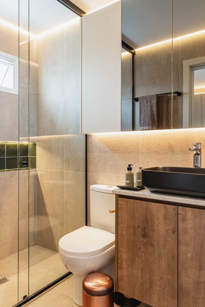 Banheiro Vintage: Azulejos Retrô e Metais Dourados - inspiração