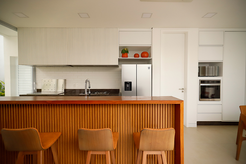 Cozinha Compacta com Bancada Dobrável de Madeira - inspiração