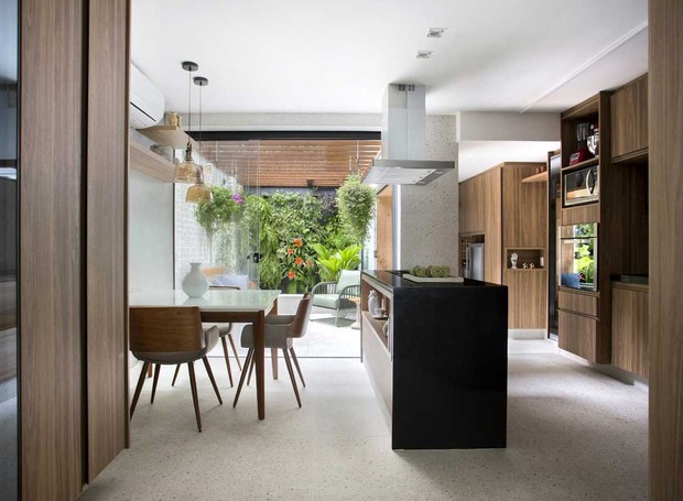 Com Paredes de Vidro e Integração Total com a Varanda - inspiração