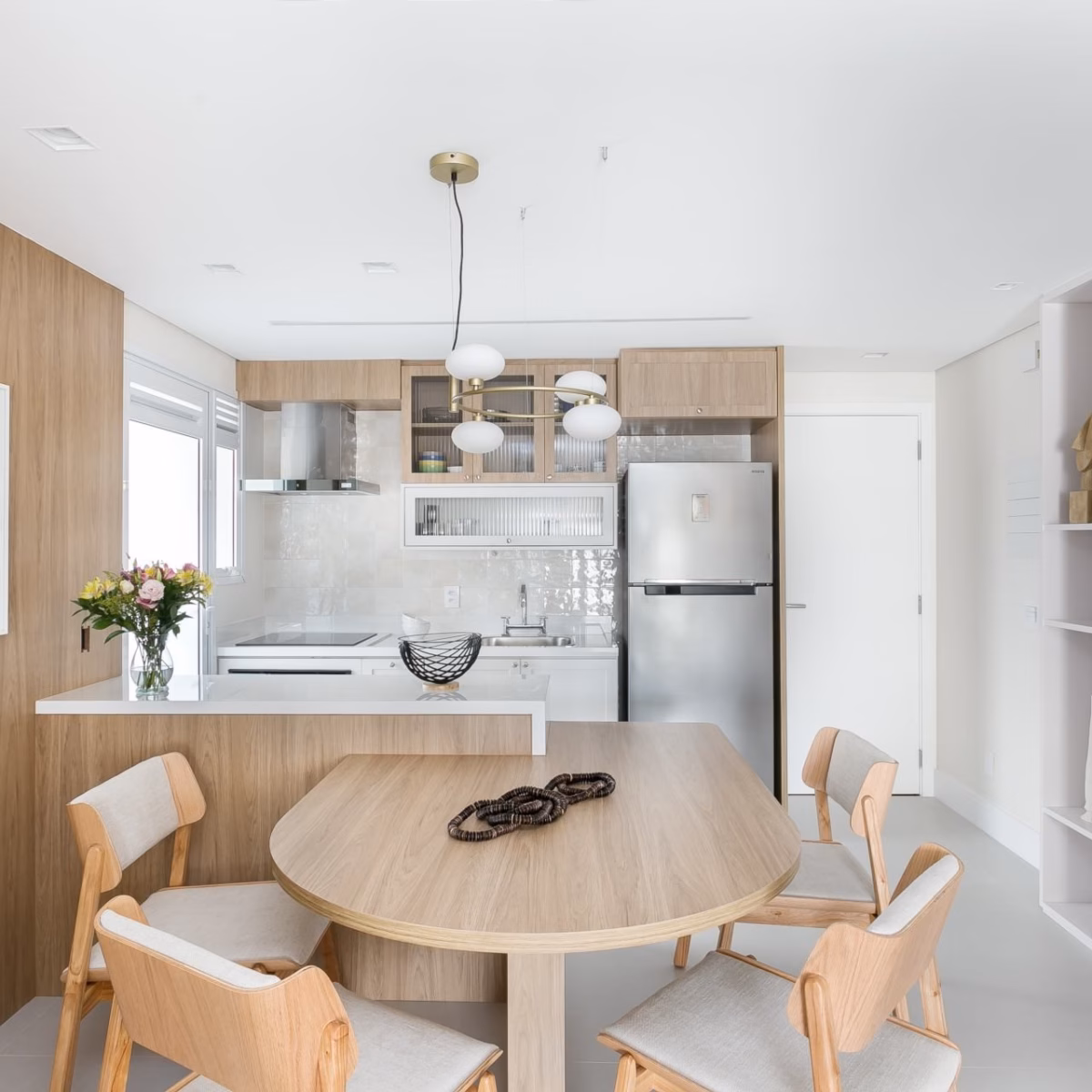 Elegância Minimalista: Cozinha Planejada com Mesa de Madeira Clara e Bancada Clean - detalhe