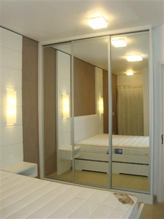 Guarda-Roupa Planejado com Portas de Correr e Detalhes em Vidro - ideia