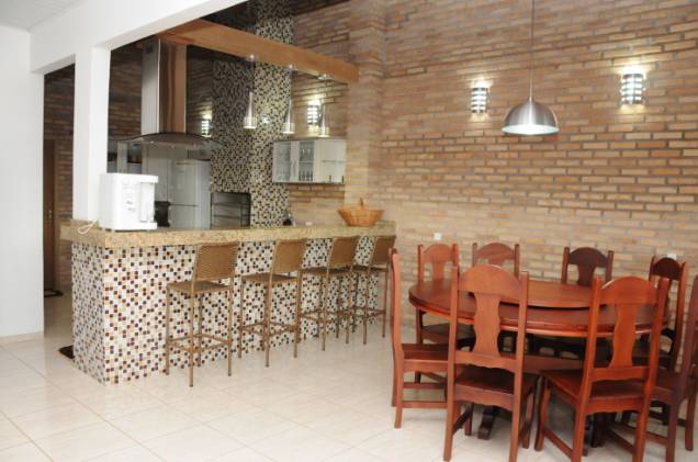 Integração Rústica com Detalhes em Tijolinho Aparente - inspiração