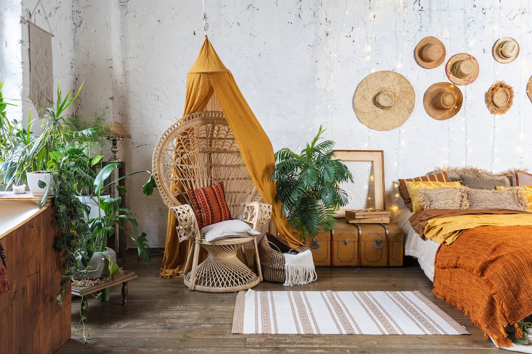 Quarto de Casal com Escritório e Decoração Boho: Cores Vibrantes e Plantas para Relaxar - inspiração