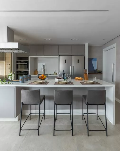 Cinza Quente e Aço Inox: Modernidade Minimalista e Atemporal - ideia