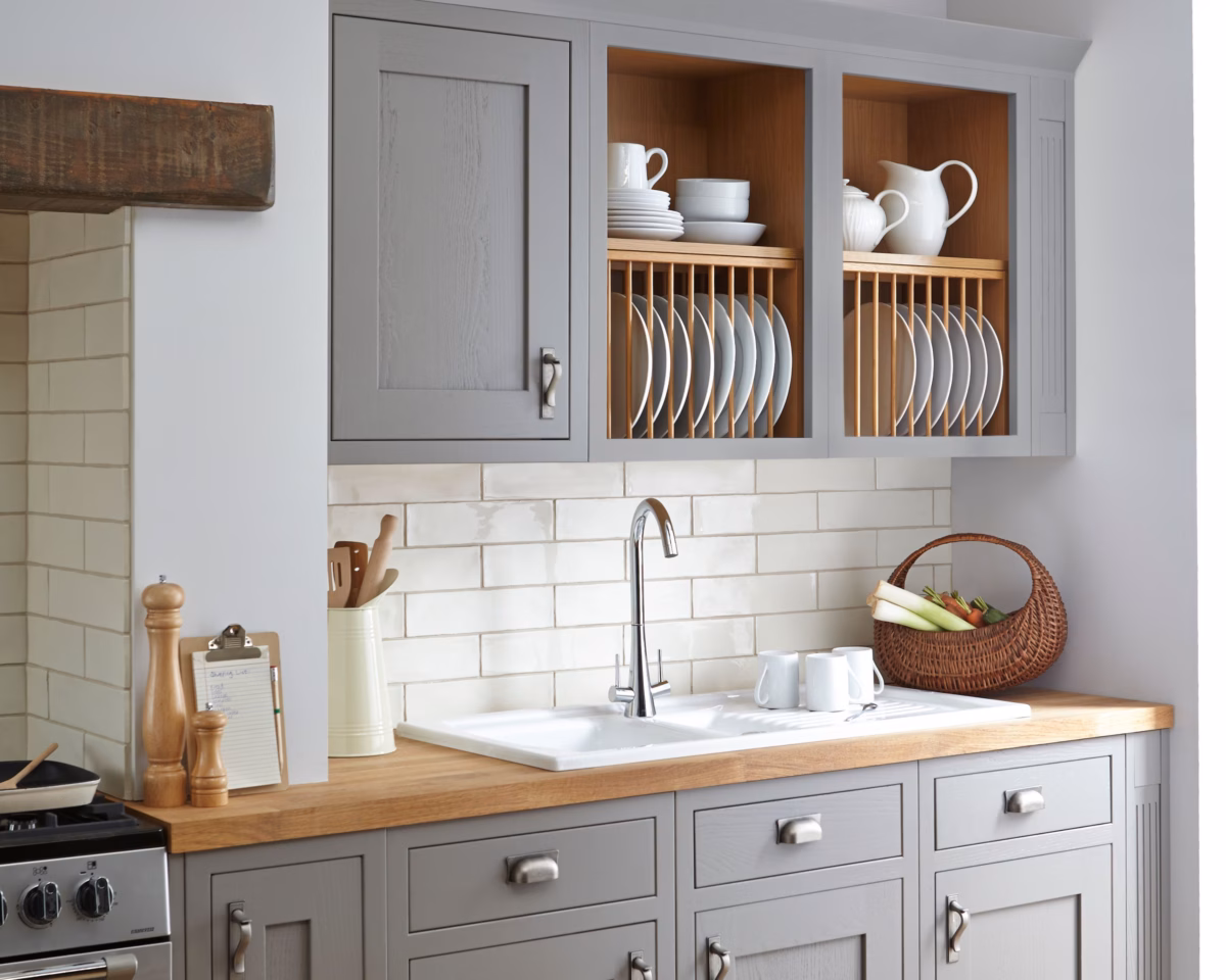 Armário Provençal com Puxadores de Cerâmica: Charme Artesanal - inspiração