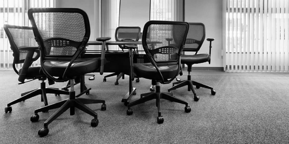 Cadeira Ergonômica em Couro Ecológico Preto: Sofisticação e Sustentabilidade - detalhe