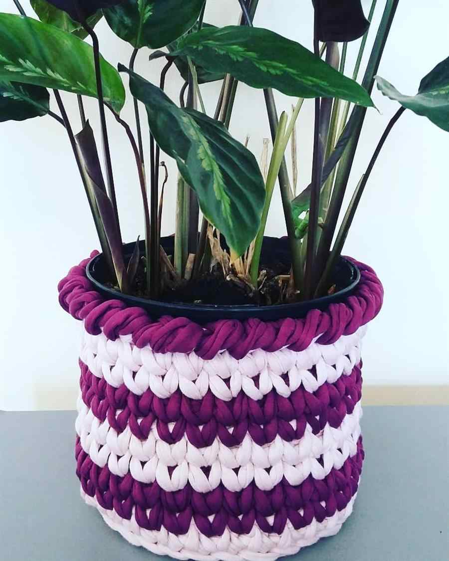 Em Cachepots de Crochê Coloridos: Texturas Aconchegantes e Vibrantes - inspiração