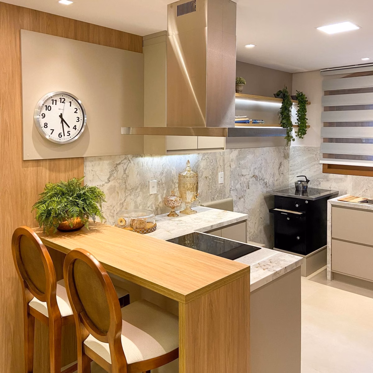 Com Bancada de Madeira e Banquetas Coloridas - ideia