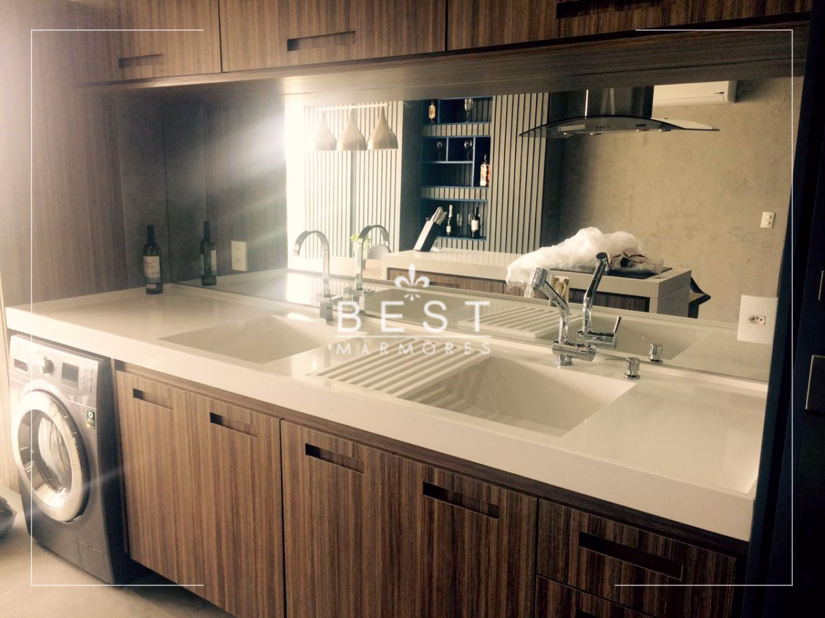 Com Bancada de Quartzo Branco e Cuba Esculpida - detalhe