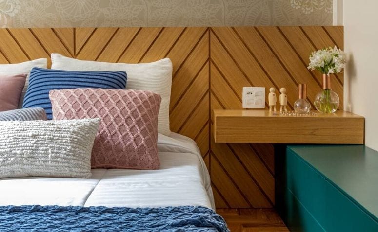 Criado Mudo Suspenso Colorido com Pintura Geométrica: Toque Artístico e Divertido - detalhe