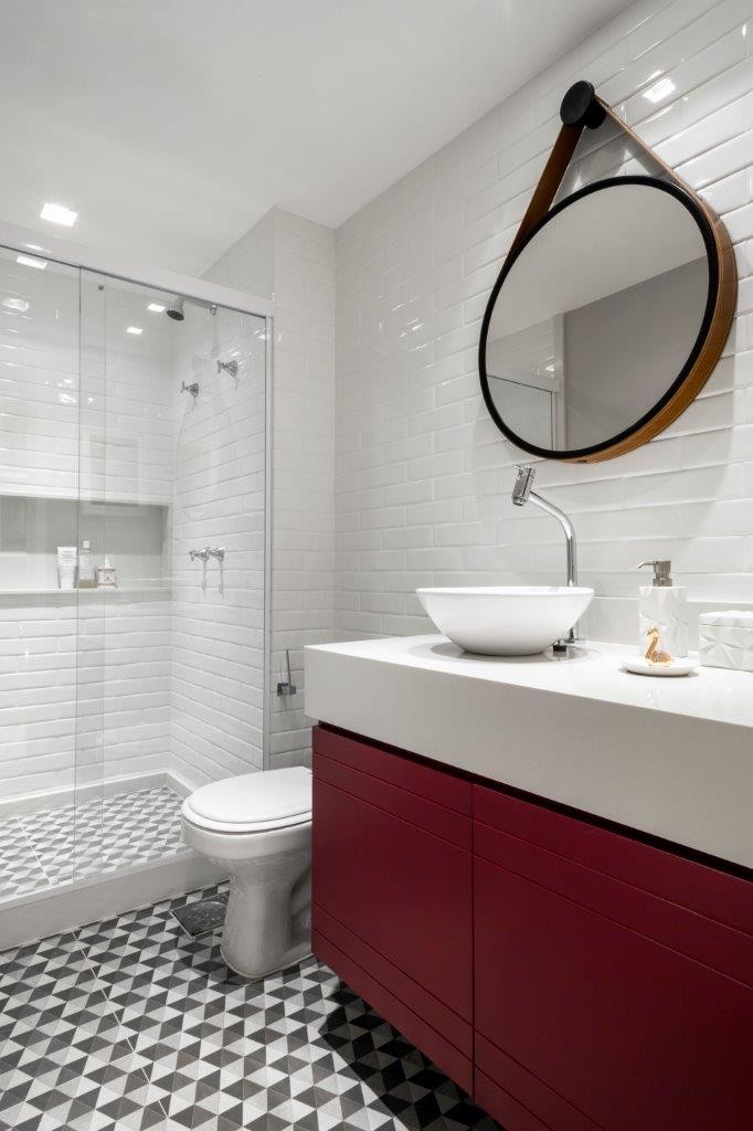 Banheiro Vintage Repaginado: Azulejos Retrô e Espelho Garimpado - ideia