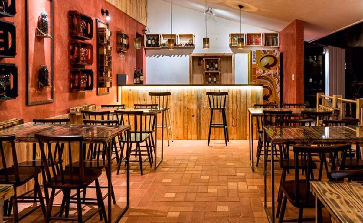 Bar Rústico Charmoso: Madeira de Demolição e Detalhes Vintage - inspiração