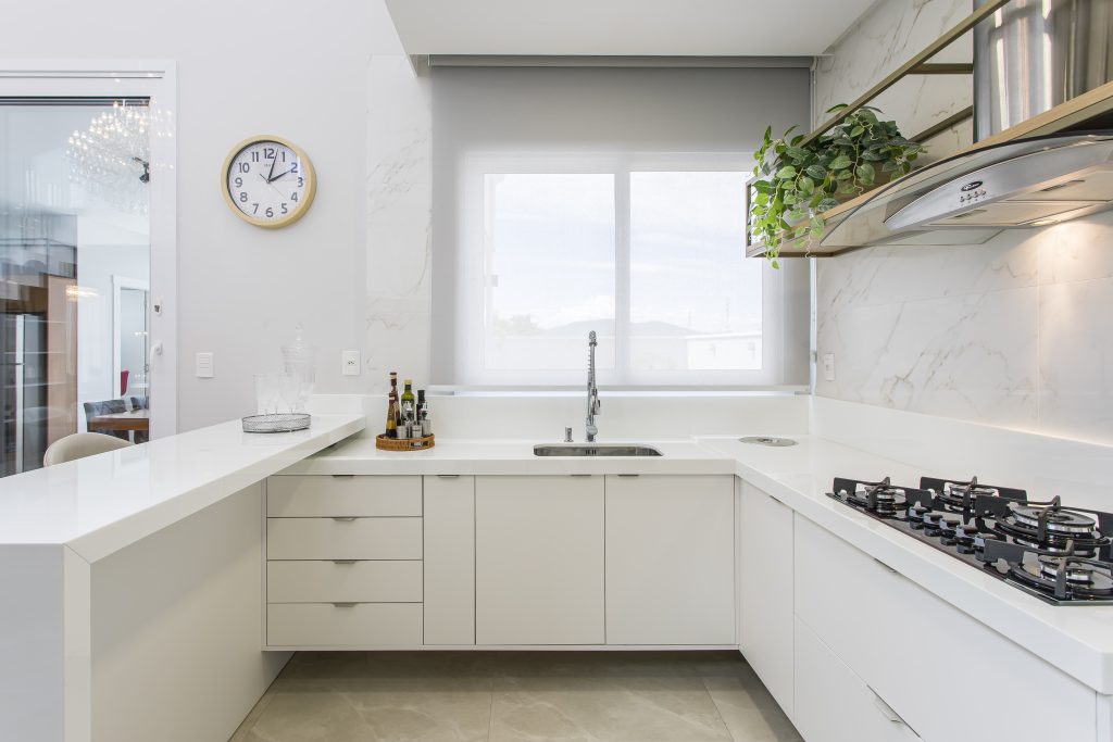 Minimalismo Elegante: Cozinha Clean com Toques de Cor - detalhe