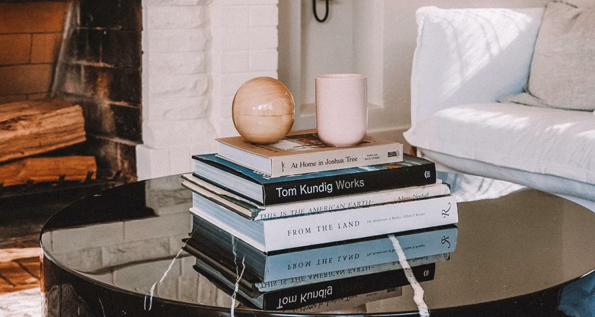 Mesa de Centro Minimalista com Livros de Arte - ideia