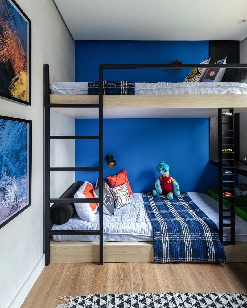 Quarto Pequeno Relaxante com Cama Suspensa: Otimização e Originalidade! - inspiração