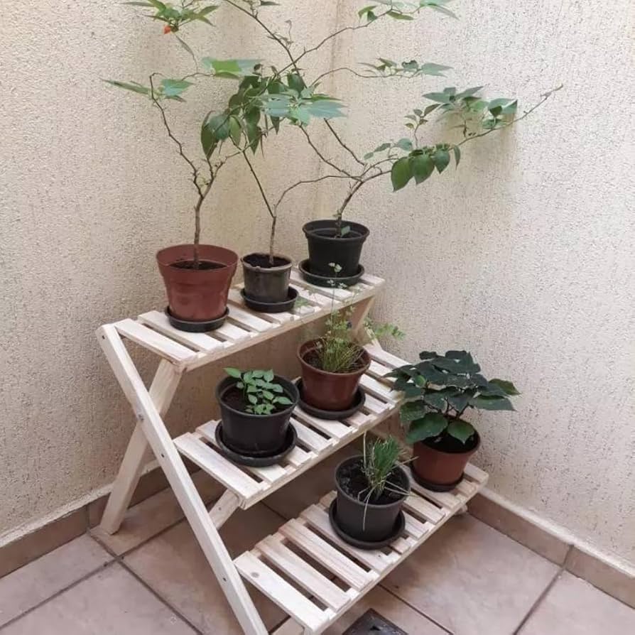 Estante Escada Repleta de Vasos Coloridos: Uma Explosão de Alegria e Personalidade - detalhe