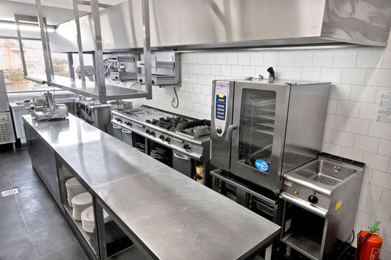 Cozinha Industrial com Integração de Cores Quentes e Equipamentos Modulares - detalhe