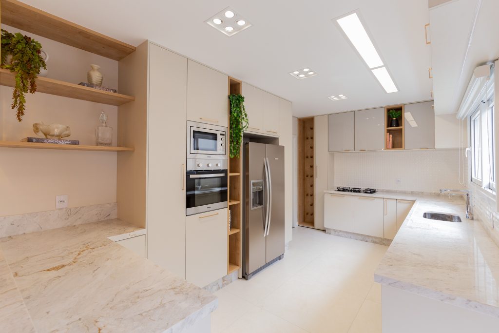 Minimalismo Elegante: Cozinha Clean com Toque de Cor - ideia