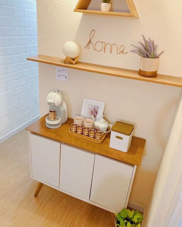 Cantinho do Café Suspenso com Prateleiras de Madeira: Otimização de Espaço Inteligente - detalhe