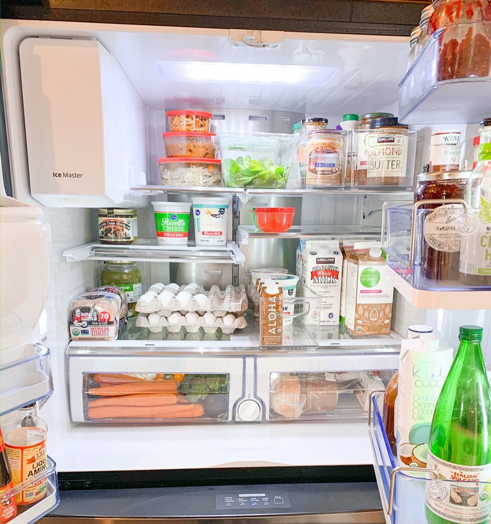 Divisórias de acrílico para organizar garrafas e latas - ideia