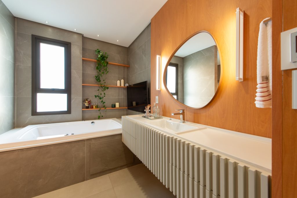 Banheiro Vintage: Azulejos Retrô e Metais Dourados - ideia