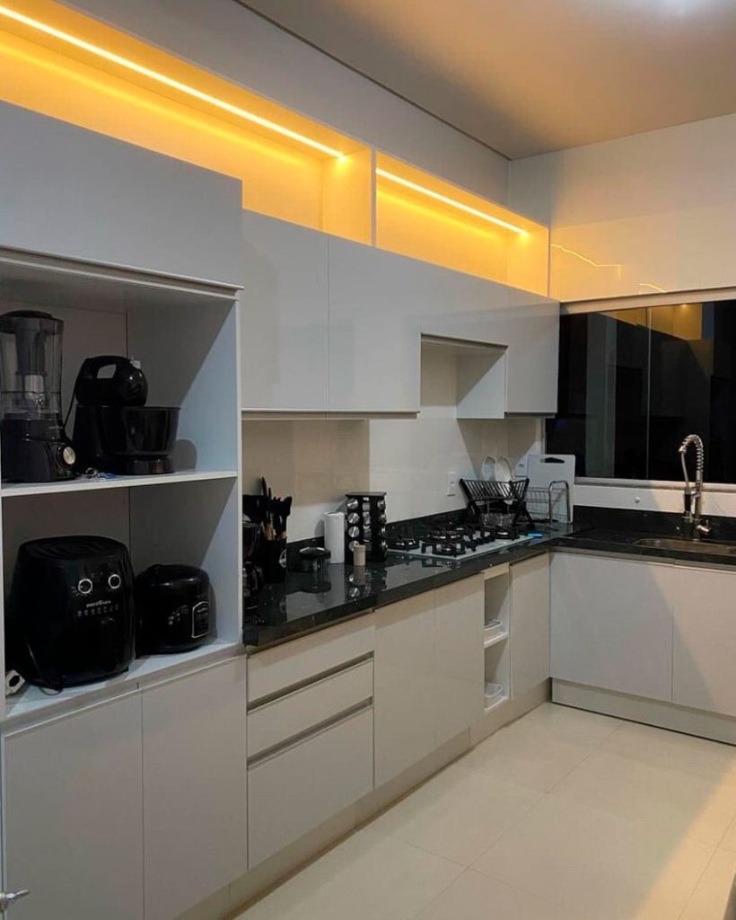 Elegância em Preto e Branco: Cozinha Sofisticada e Atemporal - inspiração