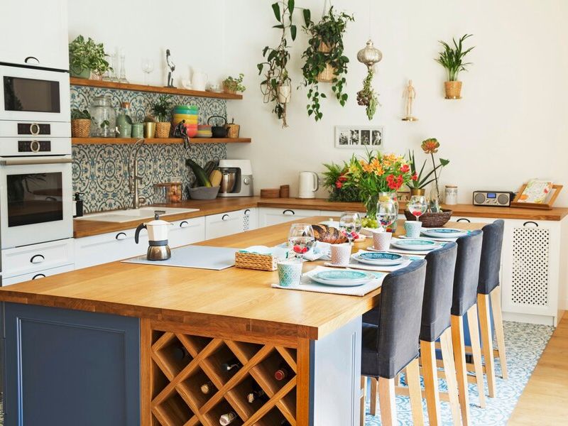 Prateleiras Abertas com Detalhes em Conchas: Exponha Sua Coleção! - inspiração