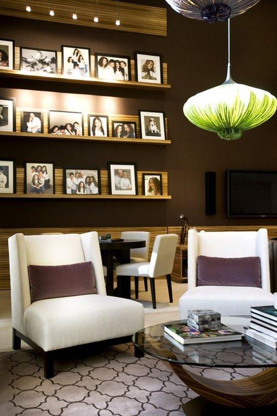 Cantinho Afetivo: Fotos da Família em Prateleiras com Iluminação Direcionada - detalhe