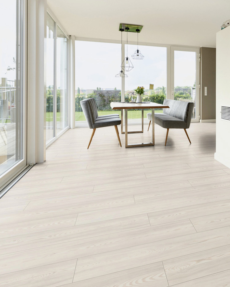 Piso Flutuante Cinza com Decoração Minimalista: Sofisticação Urbana - detalhe