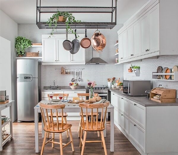 Elegância Vintage: Cozinha com Azulejos Decorados e Utensílios Retrô - inspiração