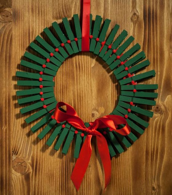 Guirlanda Festiva de Prendedores de Silicone e Bolas de Natal - ideia