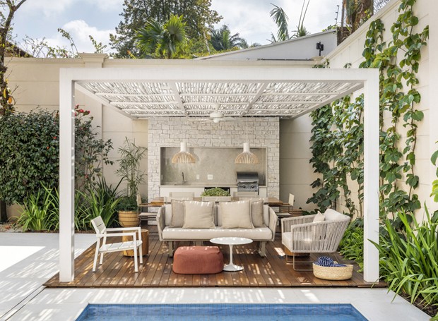 Luz e Sombra: Pergolado com Trepadeiras e Iluminação Estratégica - detalhe