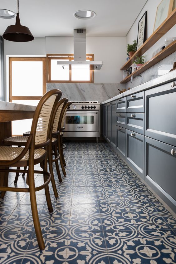 Cozinha Planejada com Azulejos Hidráulicos: Charme e Personalidade - ideia