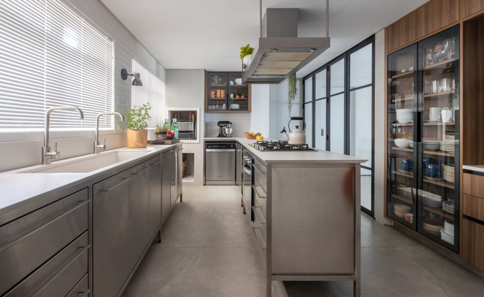 Cinza Quente e Aço Inox: Modernidade Minimalista e Atemporal - inspiração