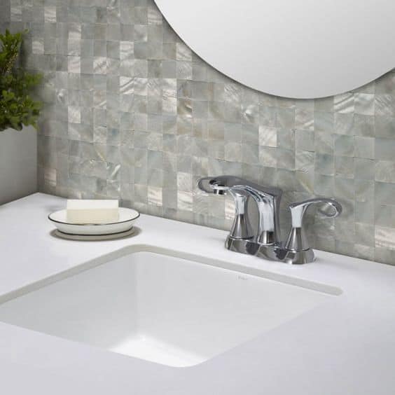 Luz e Cor: Box Decorado com Pastilhas Vibrantes - ideia