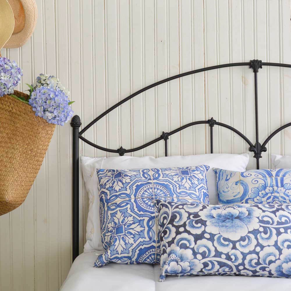 Cabeceira de Ferro e Plantas Pendentes: Um Jardim Vertical Relaxante - ideia