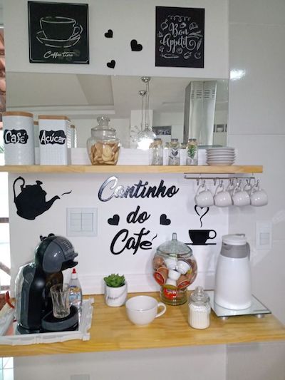 Cantinho do Café Suspenso com Prateleiras de Madeira: Otimização de Espaço Inteligente - ideia