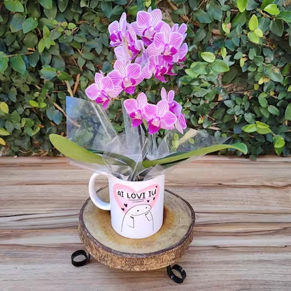 Orquídeas Delicadas em Xícaras e Bules Vintage - ideia