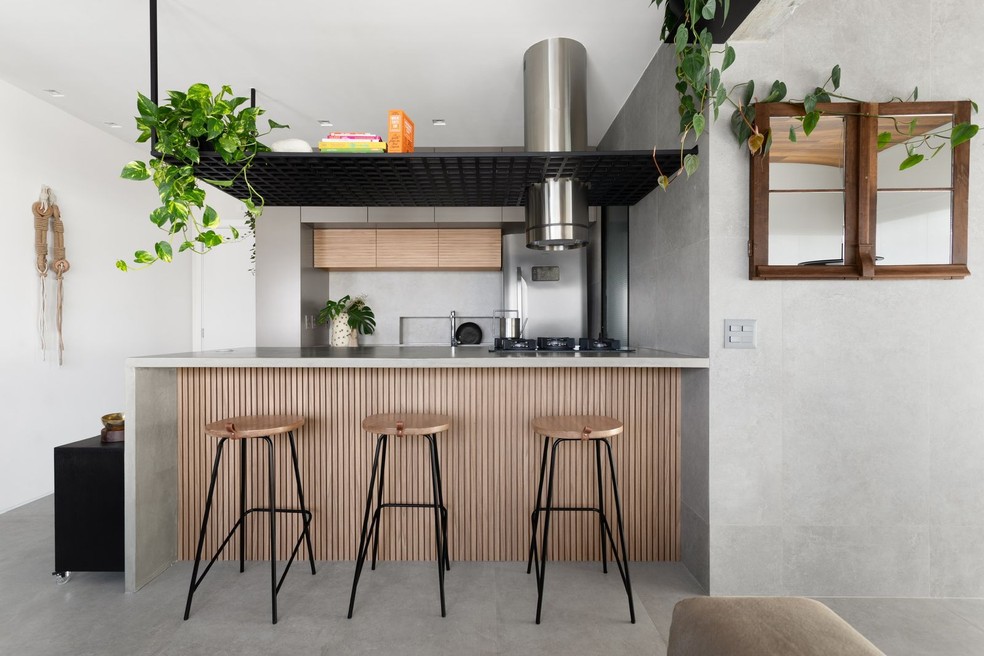 Cozinha com Península e Jardim Vertical: Natureza Integrada - inspiração