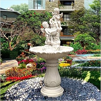 Fonte Esculpida em Formato de Anjo em Jardim Romântico com Rosas - inspiração