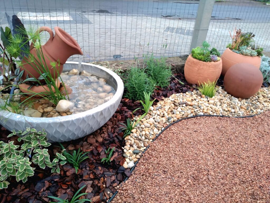 Jardim de Contêineres Criativo com Vasos de Cerâmica Decorados - inspiração