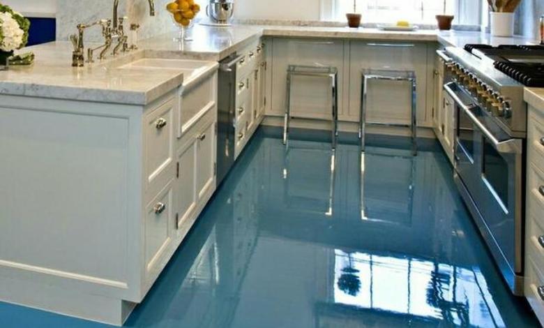 Cozinha Industrial com Porcelanato Líquido Cinza e Detalhes em Metal - ideia