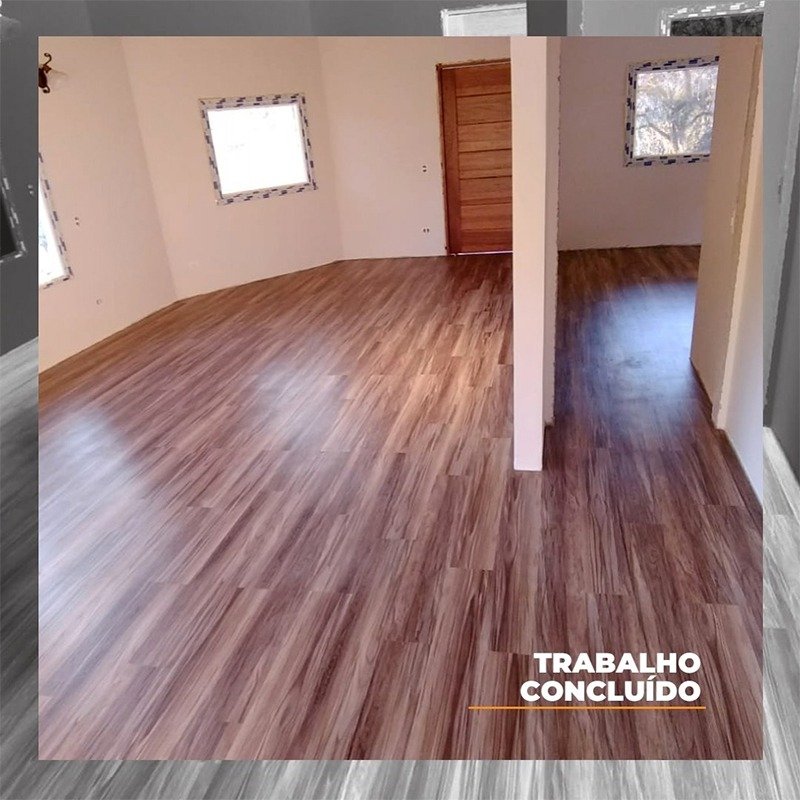 Com Piso Vinílico e Painel Ripado: Conforto e Modernidade - detalhe