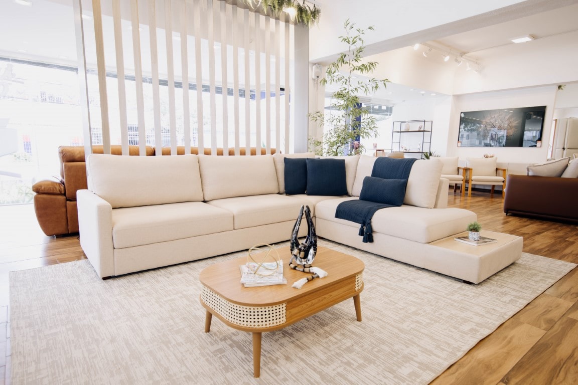 Sofá em Linho Natural com Detalhes em Madeira: Elegância Relaxante - inspiração