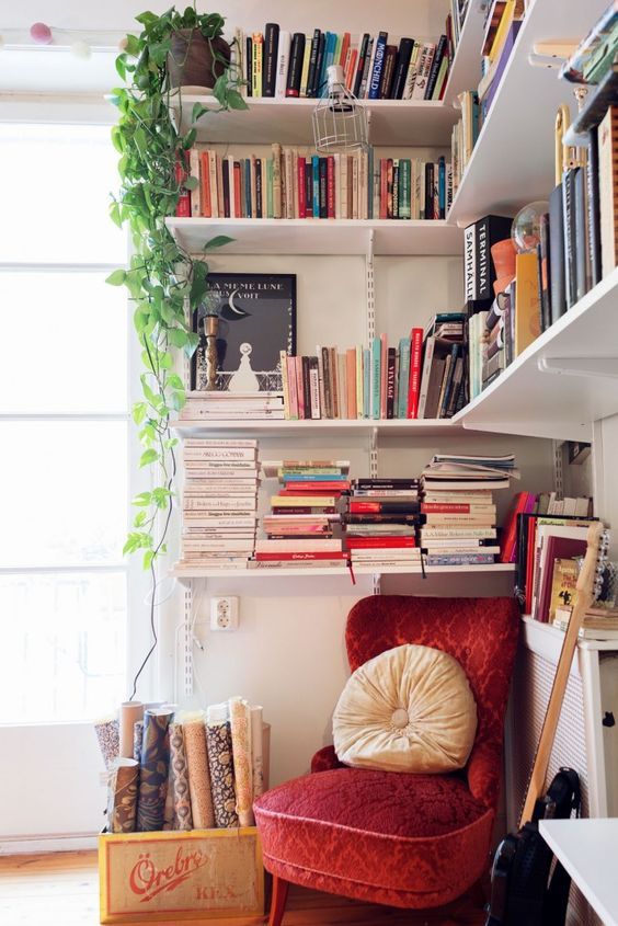 Trilho de Livros Suspensos: Uma Biblioteca Aérea Inspiradora - detalhe