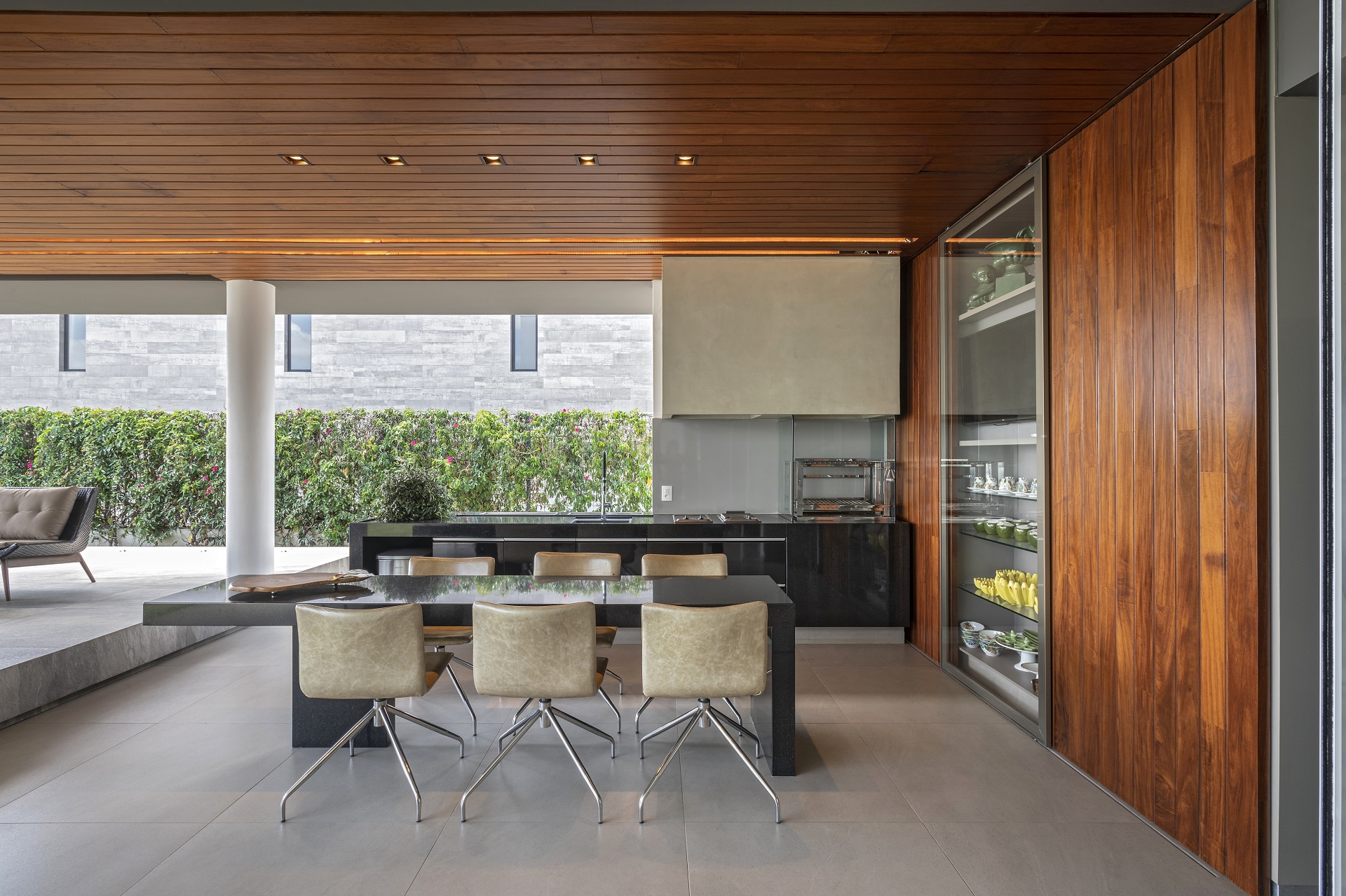 Varanda Gourmet com Churrasqueira e Revestimentos em Tons Neutros - detalhe