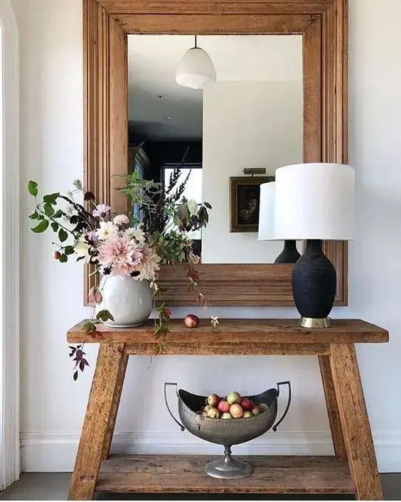 Aparador Rústico com Plantas Suspensas: Um Toque de Natureza Aconchegante - detalhe