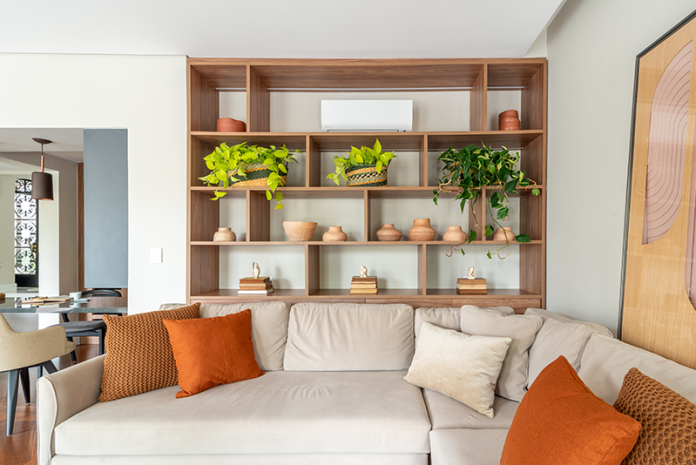 Composição Minimalista: Split Integrado a Nichos e Prateleiras - ideia
