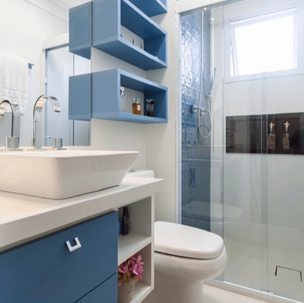 Armário de Banheiro Pequeno com Revestimento de Azulejos Coloridos: Alegria Vibrante! - ideia